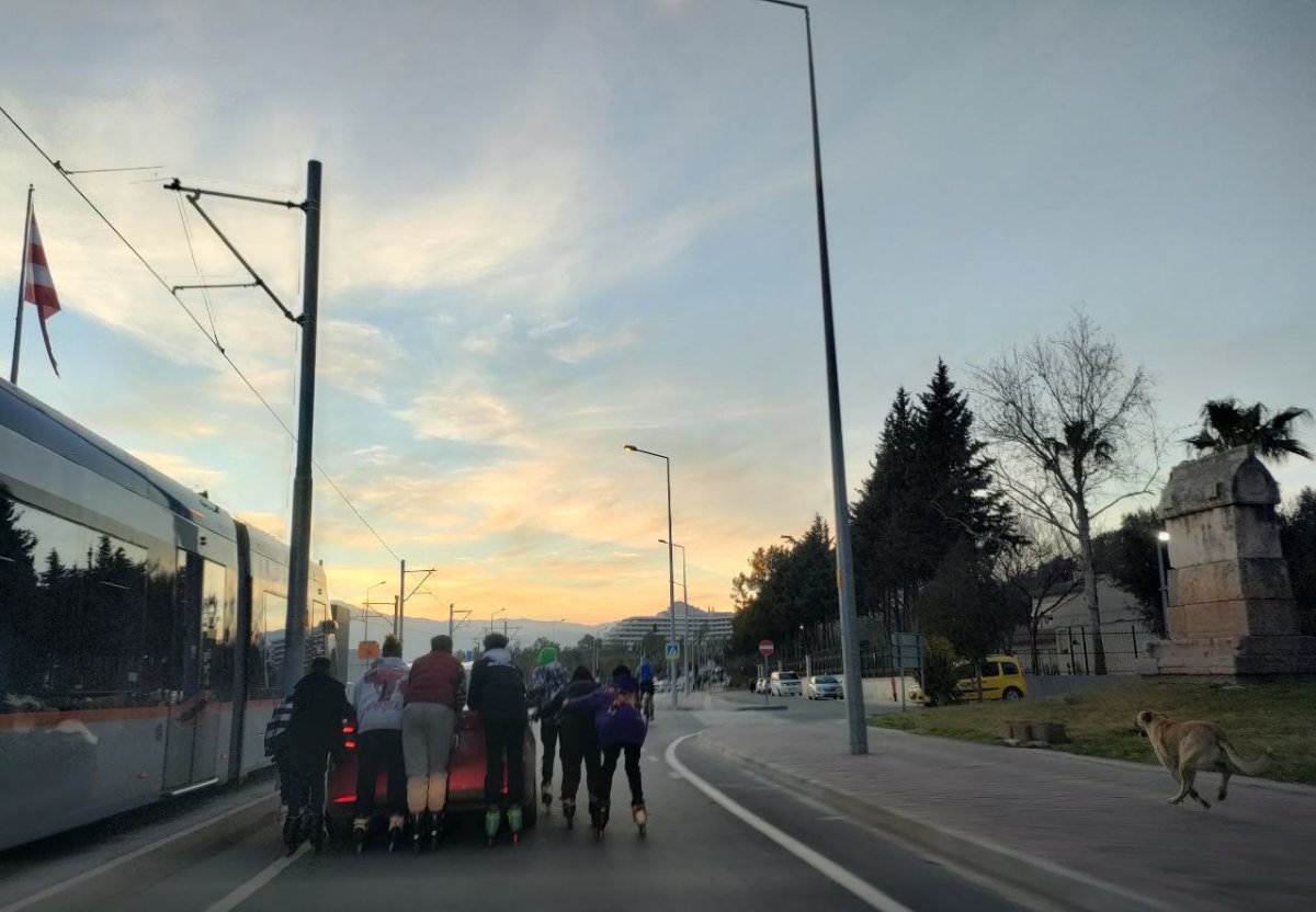 Antalya ’da patenli çocukların tehlikeli yolculuğu